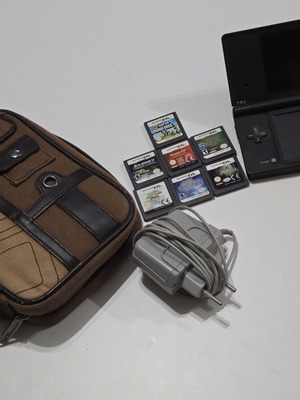 Nintendo DSi black console pack used with 7 games, charger and travel case