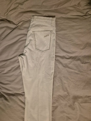 Бели летни дънки употребявани с малки камъчета на задните джобове