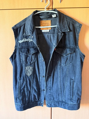 Αμάνικο γιλέκο Levi’s μαύρο σαν καινούργιο με patches