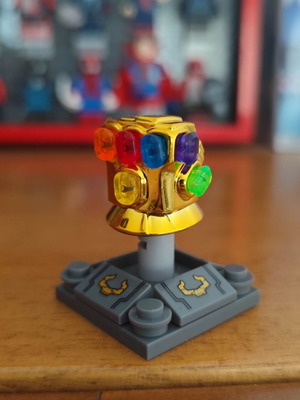 Infinity Gauntlet like new with rotating stand