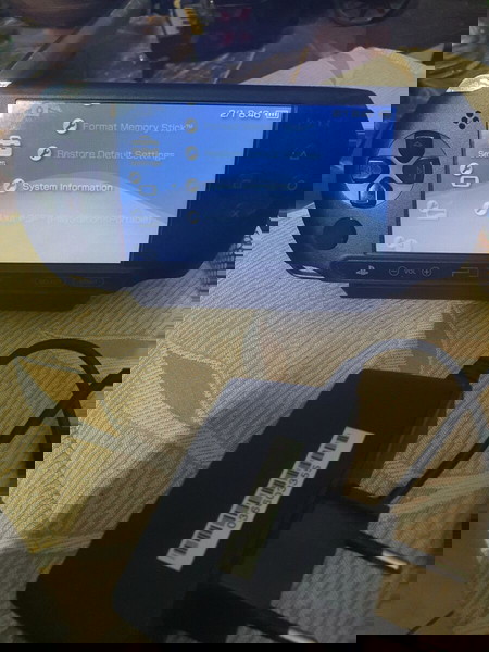 PSP Street E-1004 με 2 παιχνίδια 4Gb κάρτα