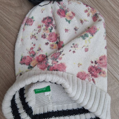 Benetton hat like new, very soft, white multicolor
