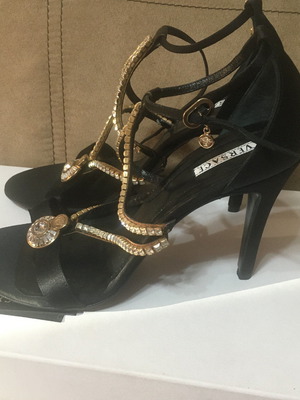Γόβες Versace μαύρες νούμερο 38 καινούργιες