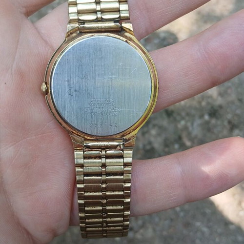 Seiko Quartz SX V701-6K00 wristwatch like new, missing strap clasp