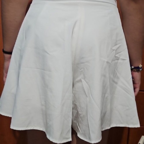 White shorts skirt with ribbon and hidden zipper small like new