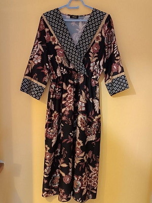 Floral elegant midi dress used, size Large, wrap style