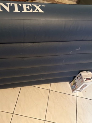 Μονό στρώμα Intex σαν καινούργιο με τρόμπα φουσκώματος Intex
