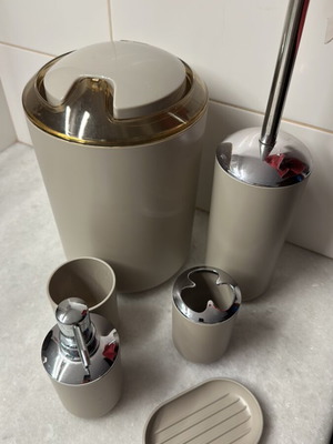 Bathroom set like new