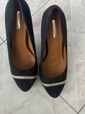 Black pumps size 38 like new in excellent condition