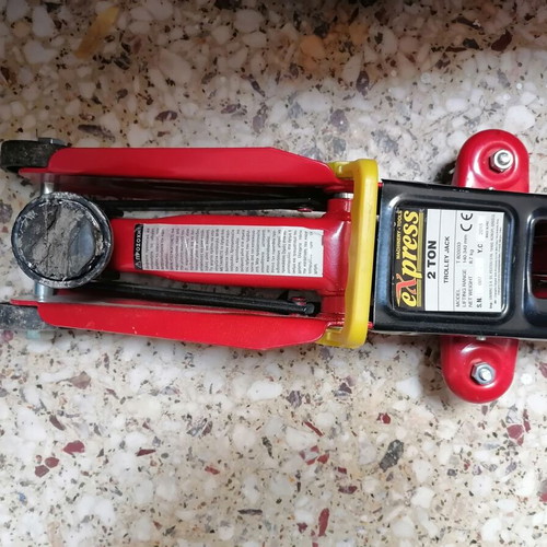 Car jack up to 2 tons like new