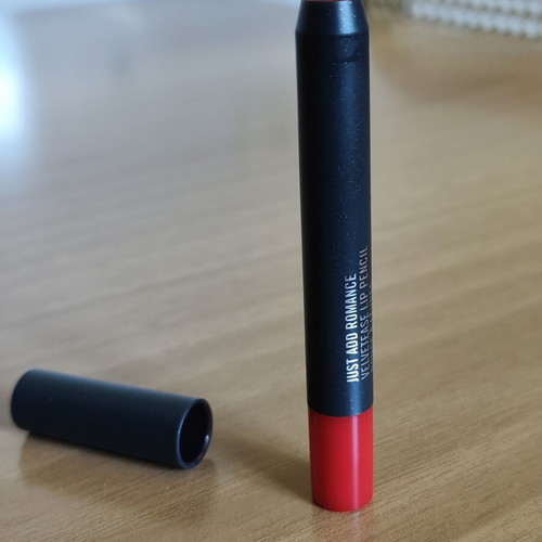 MAC Velvetease Lipstick Pencil red long-lasting, like new