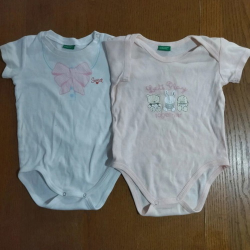 Benetton short-sleeve baby bodysuits for girl 6-9 months like new, pack of 2