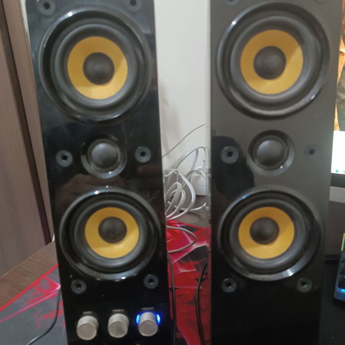 Creative GigaWorks T40 Series II 2.0 speakers used, stereo system
