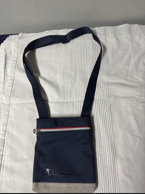 Champion Crossbody Bag like new, dark blue