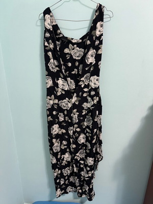 Vintage floral midi dress with tie and statement detail, used