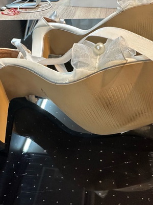 Γυναικεία πέδιλα σαν καινούργια, μέγεθος 35, άσπρα