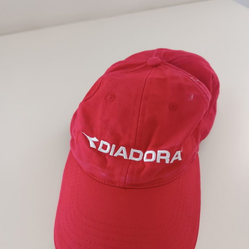 Καπέλο Diadora κόκκινο με κεντημένο λογότυπο, ρυθμιζόμενο