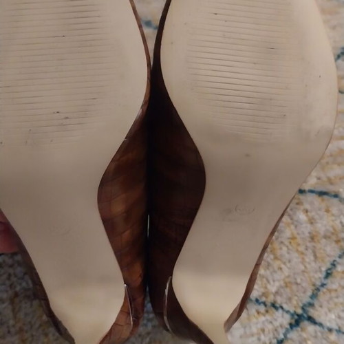 Voi Noi brown pumps like new, size 38 with gold detail
