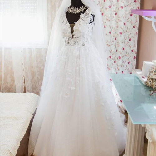 Wedding dress princess A-line with 3D flowers and veil like new