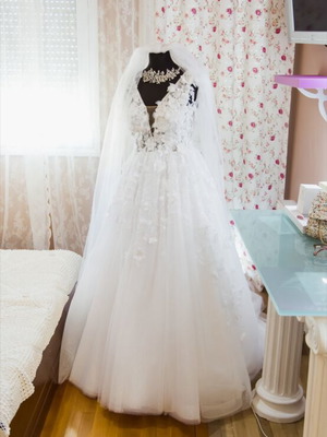 Wedding dress princess A-line with 3D flowers and veil like new