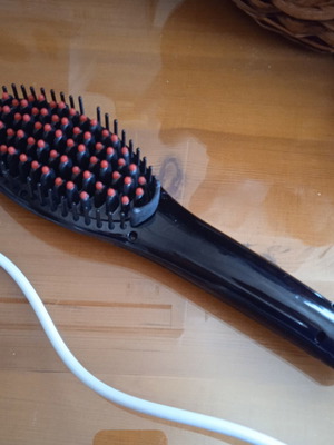 Digital Hair Straightening Comb used with temperature control