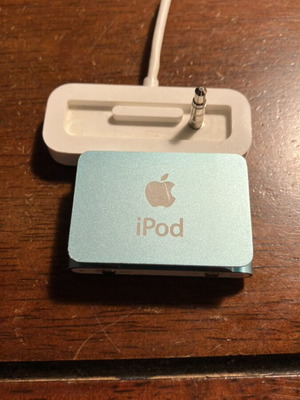 iPod Shuffle 2 1GB with charging dock