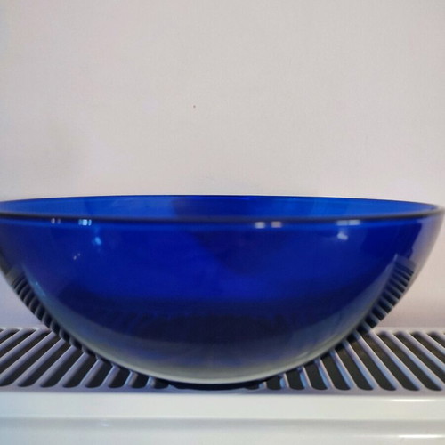 Set of 3 glass bowls in different sizes with a blue bowl gift