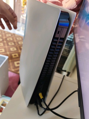 Ps5 1 Tera σαν καινούργιο με 2 χειριστήρια, φορτιστή, 6 παιχνίδια και καλώδια