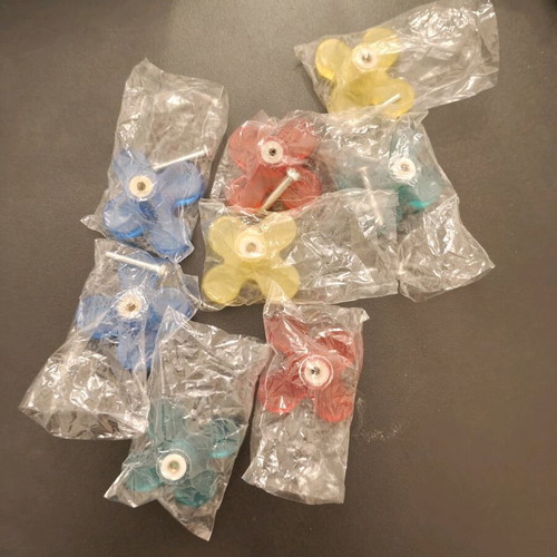 Plastic flower-shaped knobs used, pack of 8 pieces