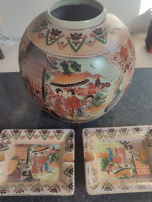 Vintage Satsuma set with large vase and 2 ashtrays used