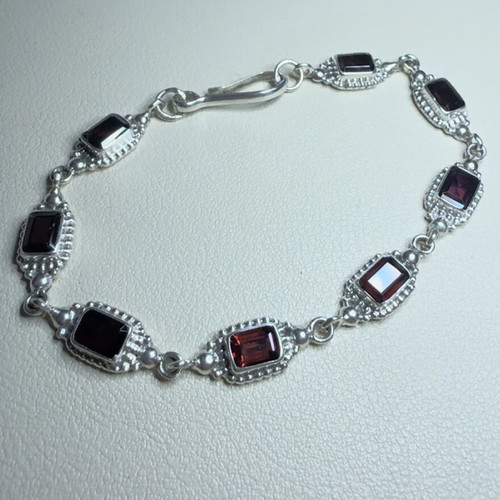 Vintage 925 Sterling Silver Bracelet with Natural Faceted Garnets used