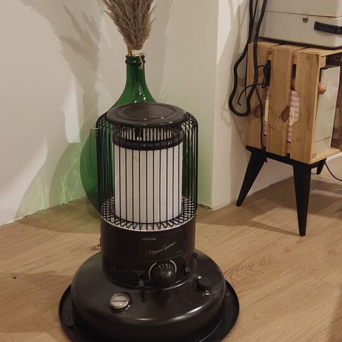 Toyotomi Moon Lighter Kerosene Heater Black, like new, 6lt tank