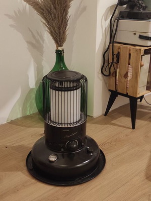 Toyotomi Moon Lighter Kerosene Heater Black, like new, 6lt tank