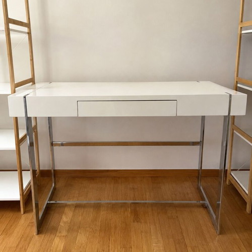 Console table used with white lacquer and metal base