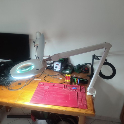 Table magnifying glass with LED light for beautician