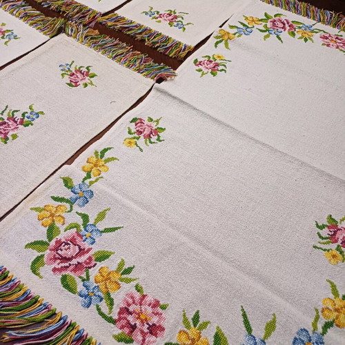 Hand-Embroidered Tablecloth Set new, pack of 5 pieces