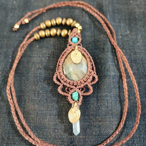Macrame pendant necklace with labradorite and metal details new