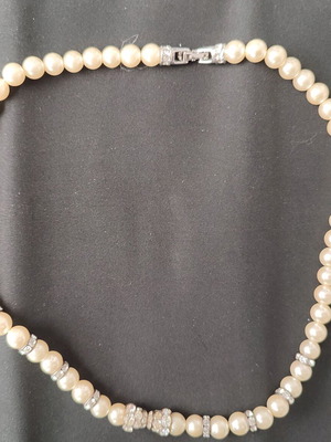 Women's necklace with pearls new