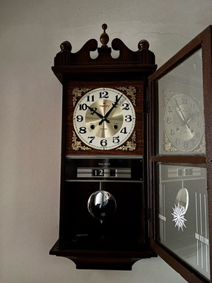 Tokyu wall clock like new with date and time function