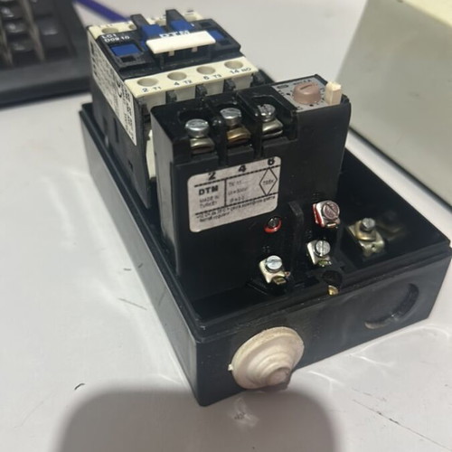 Remote-controlled magnetic power relay with thermal protection in sealed box