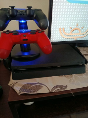 Sony PlayStation 4 μεταχειρισμένη κονσόλα με χειριστήρια και βάση φόρτισης