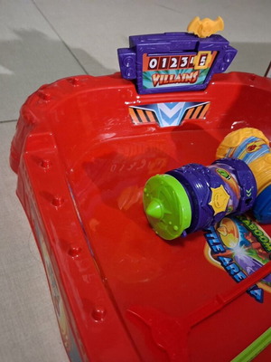 SuperZings Battle Spiners Arena with 5 SuperZings like new