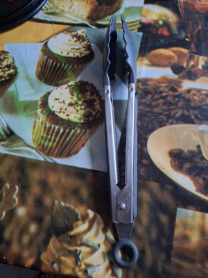 Salad tongs like new