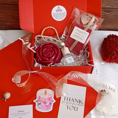 Gift Box Pink Rose Candle, Wardrobe Tablet & Car Diffuser