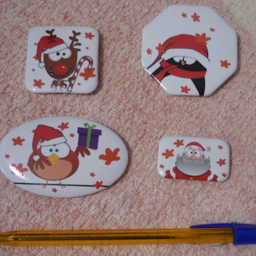 Christmas pins set of 4 like new