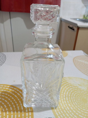 Glass decanter for whiskey or liqueur new with embossed geometric design
