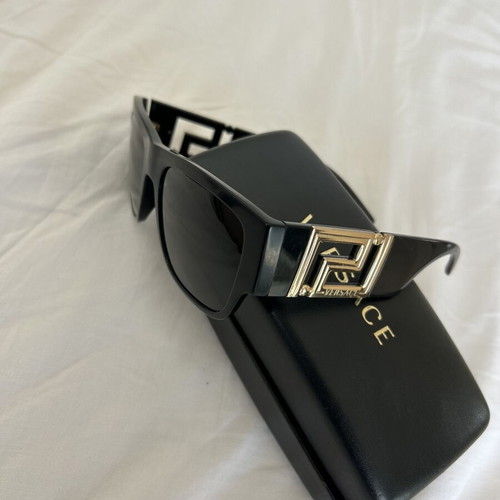 Versace Sunglasses like new, black