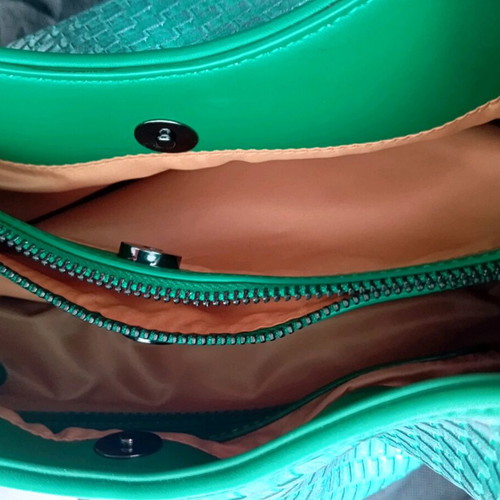 Triton shoulder bag like new, green
