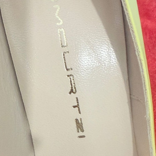 Mourtzi leather pumps new, yellow with bronze heel strap