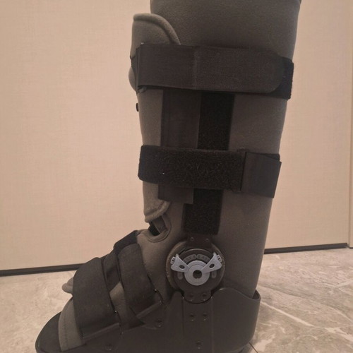 Ankle brace boot like new, size L with inflatable cushions